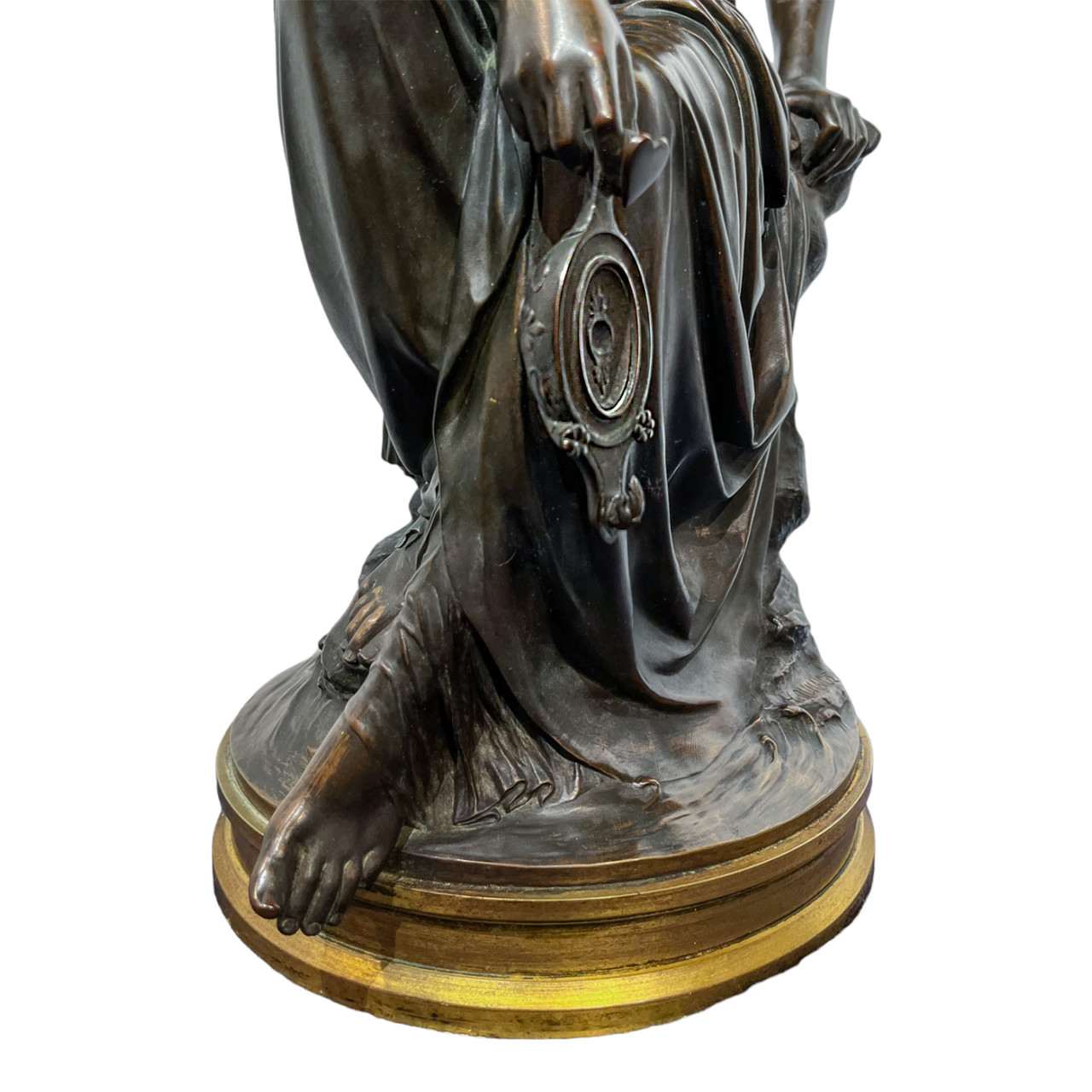 青铜女性人物雕像